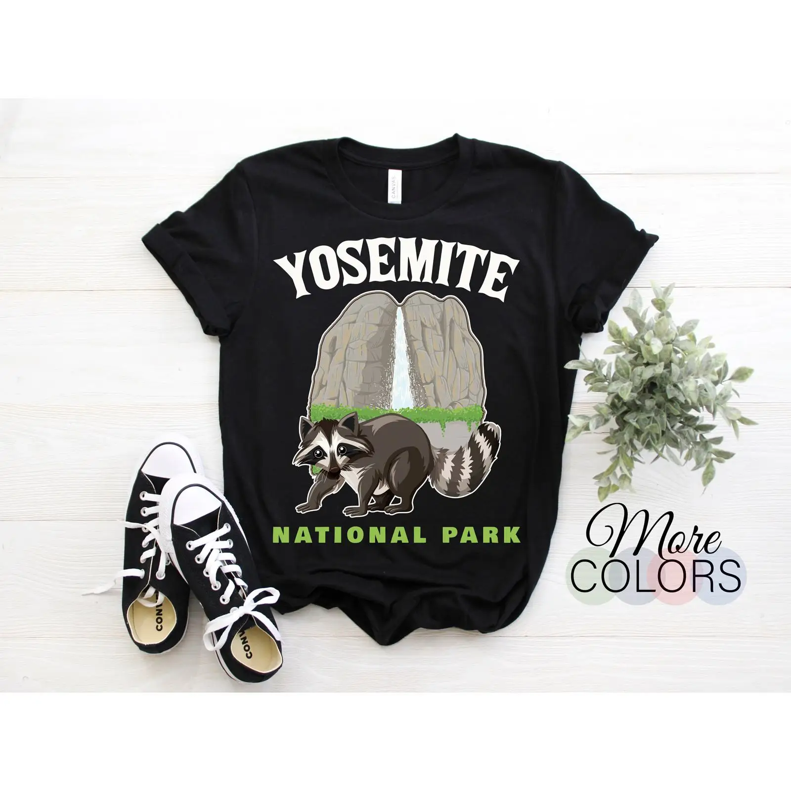 Outdoor Camping Yosemite - เสื้อยืดลายแรคคูนแห่งอุทยานแห่งชาติโยเซมิตี สหรัฐอเมริกา แคลิฟอร์เนีย สำหรับแคมป์ปิ้ง เดินป่า ท่องเที่ยวกลางแจ้ง